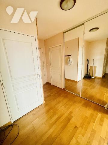 Appartement T4-T5 de plus de 100m² avec terrasse de 70m² - Double parking et Cave