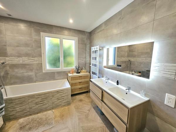 MAISON AVEC SOUS SOL, PISCINE ET JARDIN