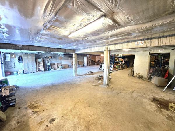 MAISON AVEC SOUS SOL, PISCINE ET JARDIN