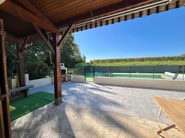 MAISON AVEC SOUS SOL, PISCINE ET JARDIN