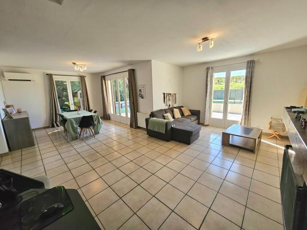 MAISON AVEC SOUS SOL, PISCINE ET JARDIN