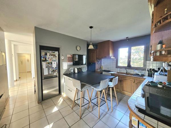 MAISON AVEC SOUS SOL, PISCINE ET JARDIN