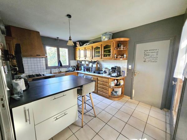 MAISON AVEC SOUS SOL, PISCINE ET JARDIN