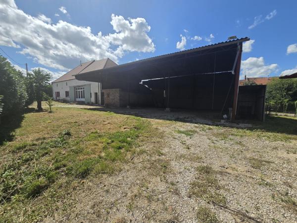 Fermette de 115 m² Plain-Pied avec Combles Aménageables (4 Chambres) et Hangar de 139 m² Accolé