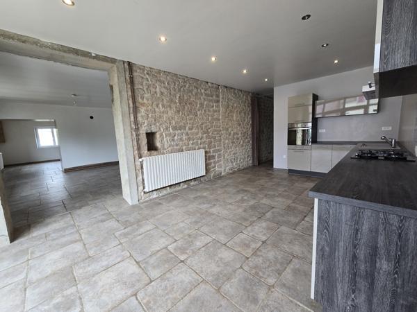 Fermette de 115 m² Plain-Pied avec Combles Aménageables (4 Chambres) et Hangar de 139 m² Accolé