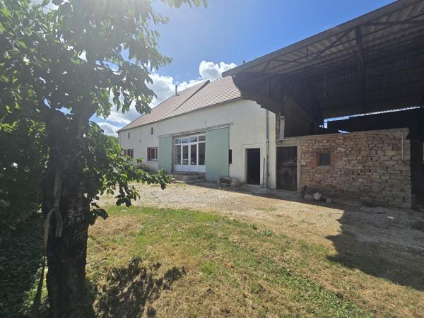 Fermette de 115 m² Plain-Pied avec Combles Aménageables (4 Chambres) et Hangar de 139 m² Accolé