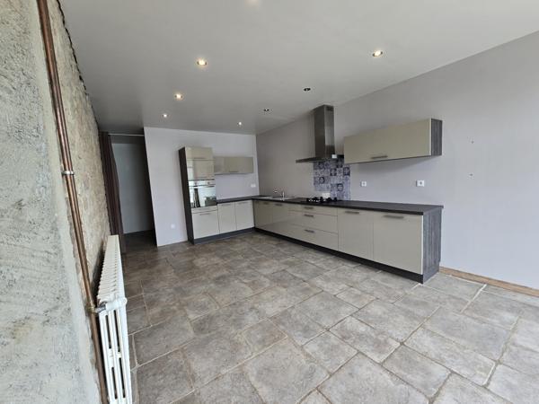 Fermette de 115 m² Plain-Pied avec Combles Aménageables (4 Chambres) et Hangar de 139 m² Accolé