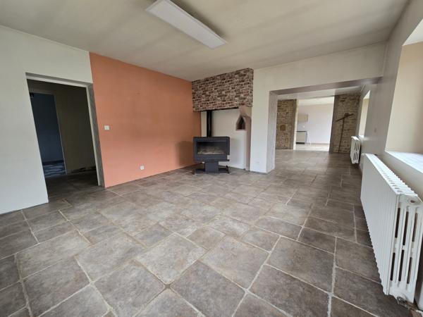 Fermette de 115 m² Plain-Pied avec Combles Aménageables (4 Chambres) et Hangar de 139 m² Accolé