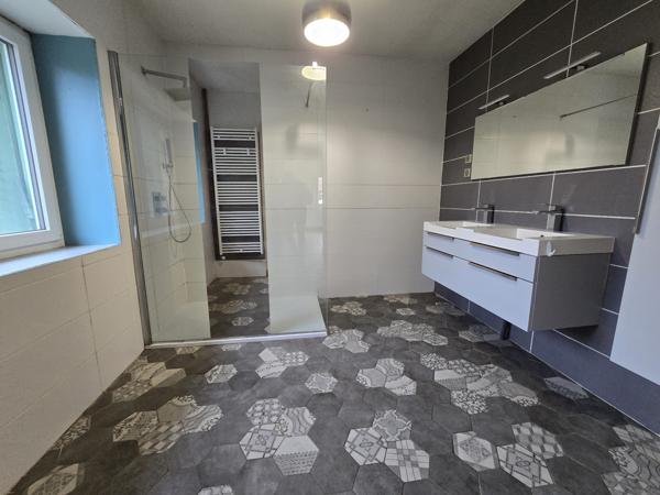 Fermette de 115 m² Plain-Pied avec Combles Aménageables (4 Chambres) et Hangar de 139 m² Accolé