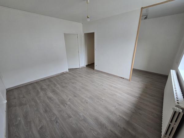 Fermette de 115 m² Plain-Pied avec Combles Aménageables (4 Chambres) et Hangar de 139 m² Accolé