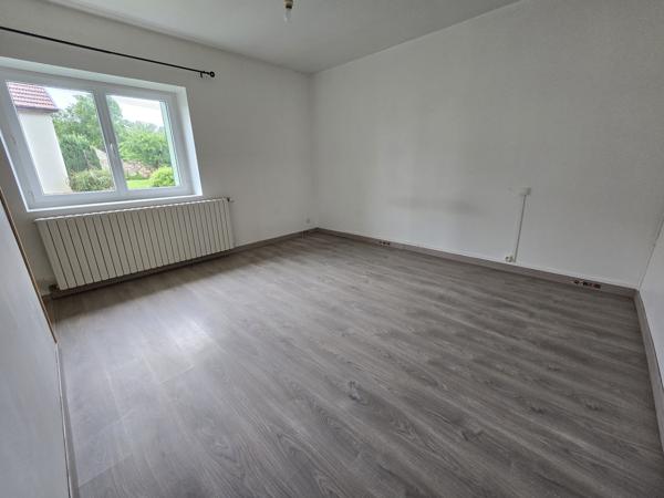 Fermette de 115 m² Plain-Pied avec Combles Aménageables (4 Chambres) et Hangar de 139 m² Accolé