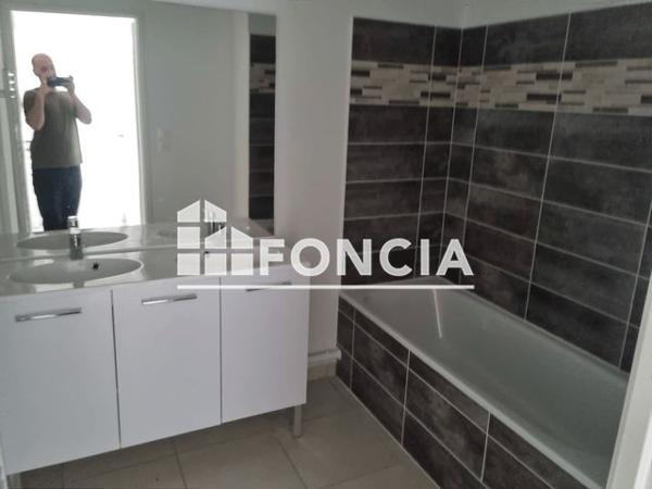 Location Appartement 3 pièces 65.5 m² - 16 AVENUE JULES FERRY Les Angles 30133