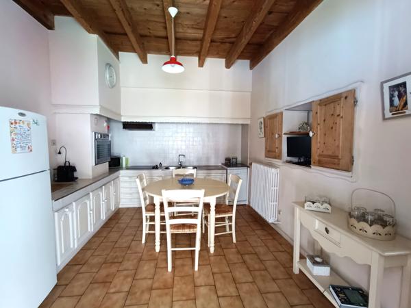 Arles (13200) Quartier Chabourlet, maison de ville avec jardin