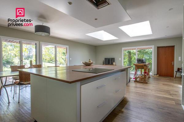 Maison de plain-pied sur un terrain boisé sans vis-à-vis