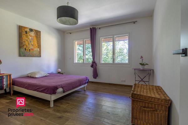 Maison de plain-pied sur un terrain boisé sans vis-à-vis