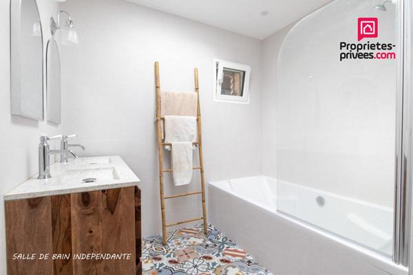 Maison de plain-pied sur un terrain boisé sans vis-à-vis