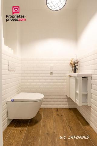 Maison de plain-pied sur un terrain boisé sans vis-à-vis