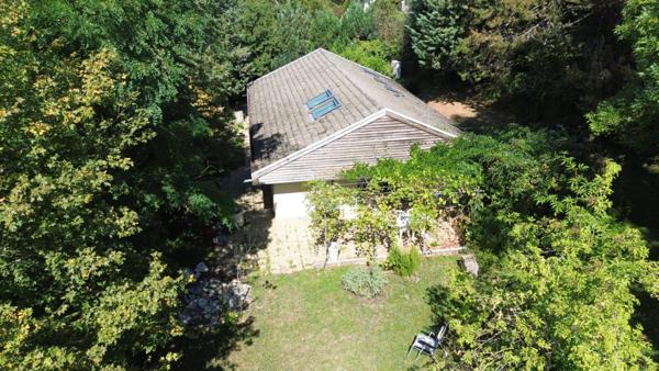 Maison de plain-pied sur un terrain boisé sans vis-à-vis