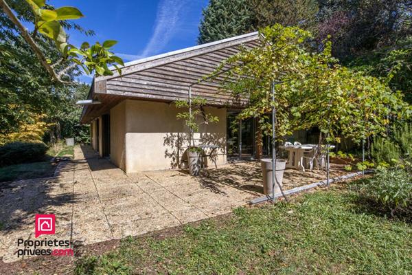 Maison de plain-pied sur un terrain boisé sans vis-à-vis