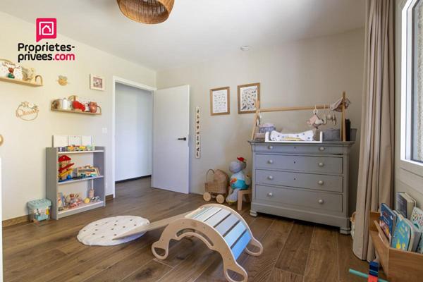 Maison de plain-pied sur un terrain boisé sans vis-à-vis