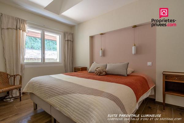 Maison de plain-pied sur un terrain boisé sans vis-à-vis