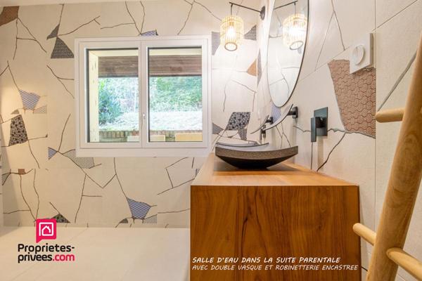 Maison de plain-pied sur un terrain boisé sans vis-à-vis