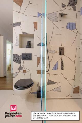 Maison de plain-pied sur un terrain boisé sans vis-à-vis