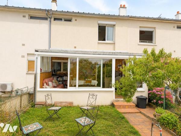 Maison de type T5 avec garage et jardin dans l'ensemble les Ensanges