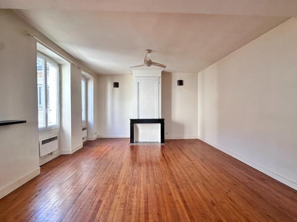 BORDEAUX- PLACE DU PARLEMENT, appart 122 m² prestations anciennes, à rénover