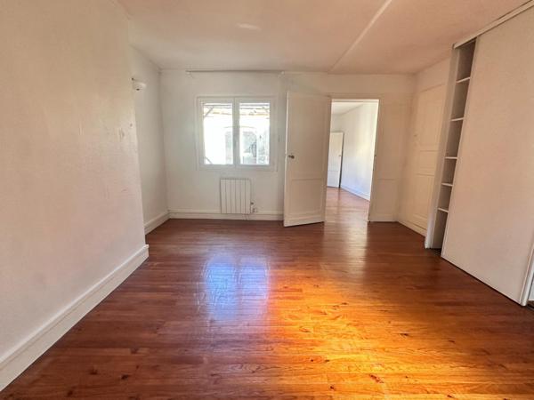 BORDEAUX- PLACE DU PARLEMENT, appart 122 m² prestations anciennes, à rénover