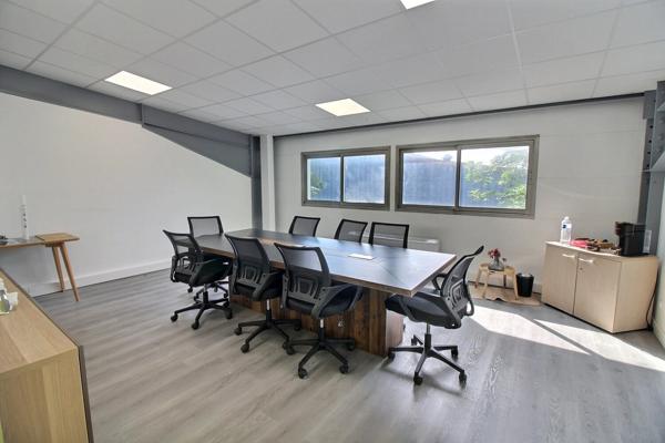 Bureaux à louer de 28 m2 dans une ZAC à Achères au prix de 350 € H.T. C.C. / mois