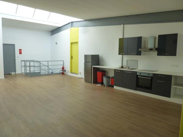 Bureaux à louer de 28 m2 dans une ZAC à Achères au prix de 350 € H.T. C.C. / mois