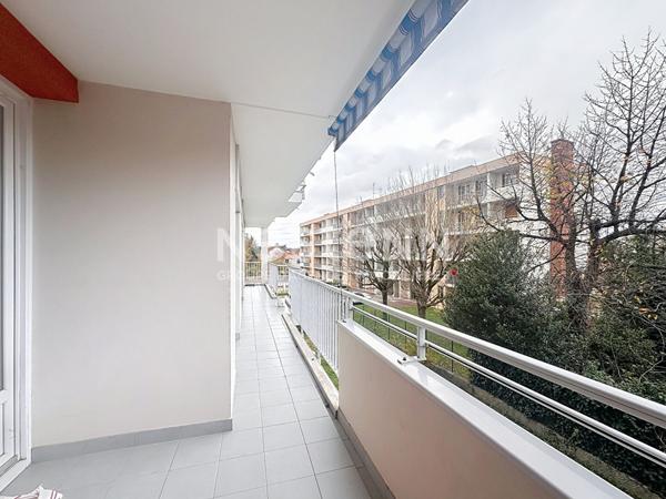 Appartement 5 pièces 3 chambres avec grand balcon cave et parking - 69500 BRON