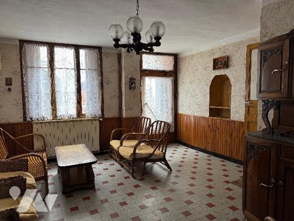 Maison de ville sur deux niveaux avec une grange et son jardin indépendante.