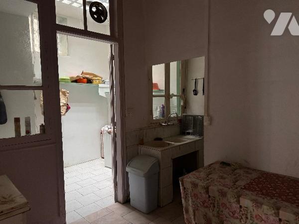 Maison de ville sur deux niveaux avec une grange et son jardin indépendante.