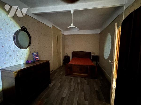 Maison de ville sur deux niveaux avec une grange et son jardin indépendante.