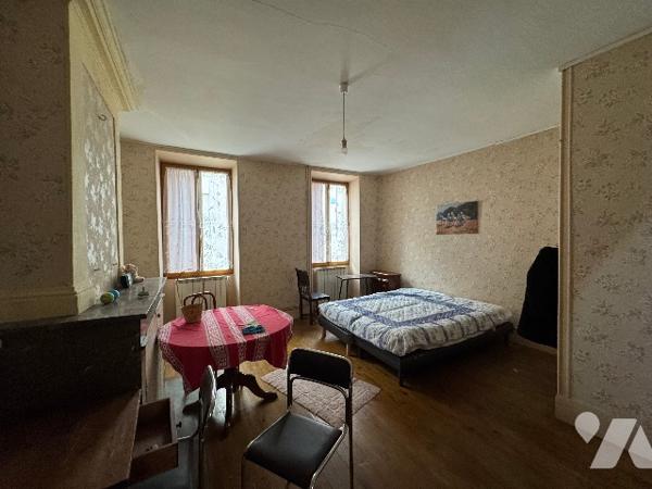 Maison de ville sur deux niveaux avec une grange et son jardin indépendante.