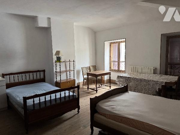 Maison de ville sur deux niveaux avec une grange et son jardin indépendante.