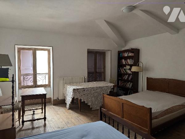 Maison de ville sur deux niveaux avec une grange et son jardin indépendante.