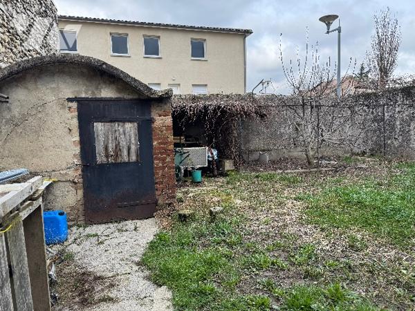 Maison de ville sur deux niveaux avec une grange et son jardin indépendante.