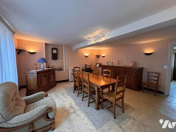 Maison Individuelle avec entrepôt de stockage attenant de 200 m2 située sur la commune de REMIL...