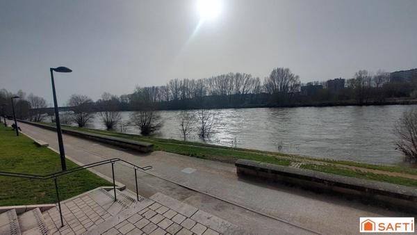 Centre ville - proche des bords de Loire - Commerces - Transports