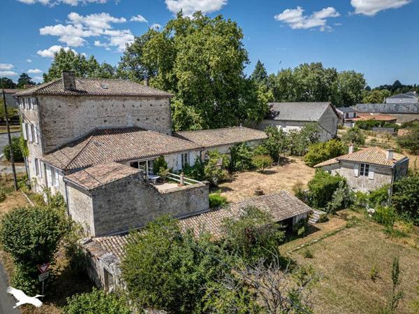 Maison à vendre 314 160 € Melle 10 p 258 m² DPE E