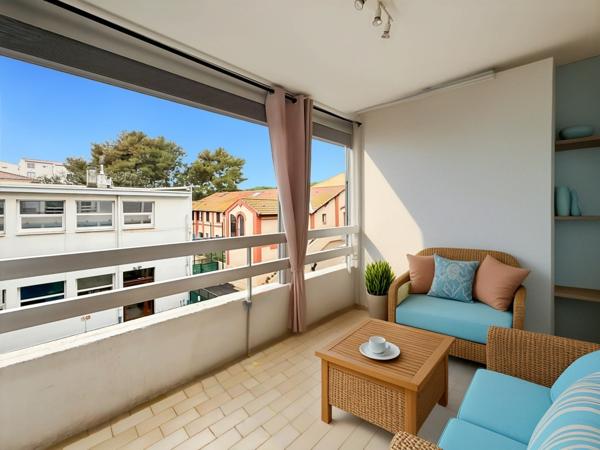 Hyères (83400) STUDIO + LOGGIA + PLACE PARKING PROCHE MER / COMMERCES / Quartier : LE PORT LA CAPTE