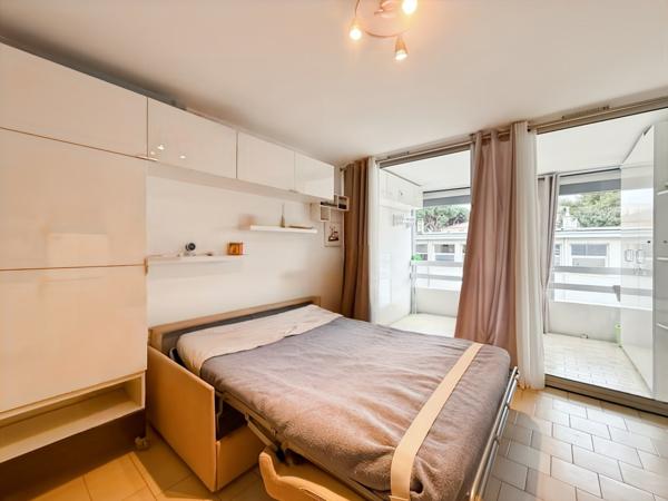 Hyères (83400) STUDIO + LOGGIA + PLACE PARKING PROCHE MER / COMMERCES / Quartier : LE PORT LA CAPTE