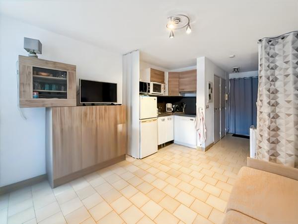 Hyères (83400) STUDIO + LOGGIA + PLACE PARKING PROCHE MER / COMMERCES / Quartier : LE PORT LA CAPTE