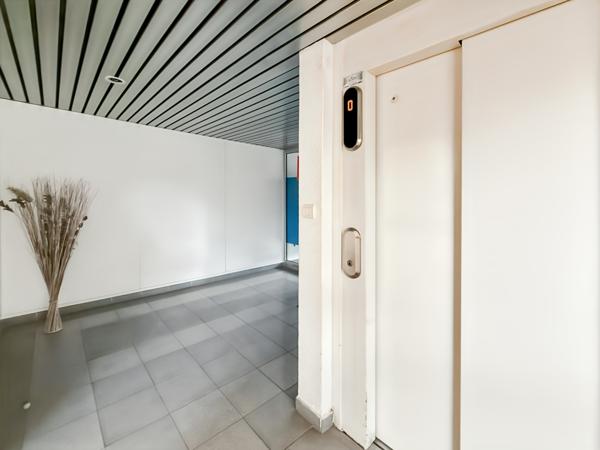 Hyères (83400) STUDIO + LOGGIA + PLACE PARKING PROCHE MER / COMMERCES / Quartier : LE PORT LA CAPTE