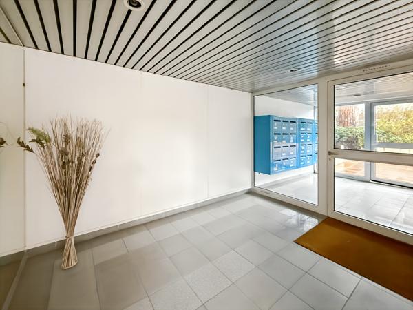 Hyères (83400) STUDIO + LOGGIA + PLACE PARKING PROCHE MER / COMMERCES / Quartier : LE PORT LA CAPTE