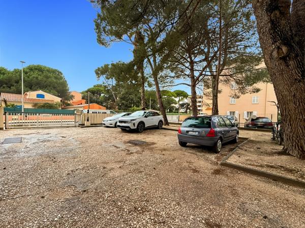 Hyères (83400) STUDIO + LOGGIA + PLACE PARKING PROCHE MER / COMMERCES / Quartier : LE PORT LA CAPTE