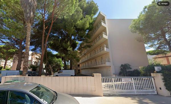 Hyères (83400) STUDIO + LOGGIA + PLACE PARKING PROCHE MER / COMMERCES / Quartier : LE PORT LA CAPTE